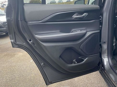 New 2025 Jeep Grand Cherokee Altitude image 13