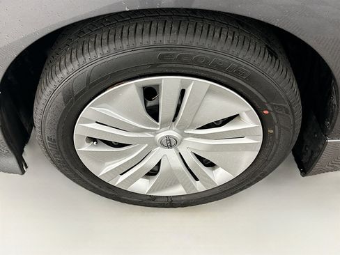 Used 2025 Nissan Leaf S image 11