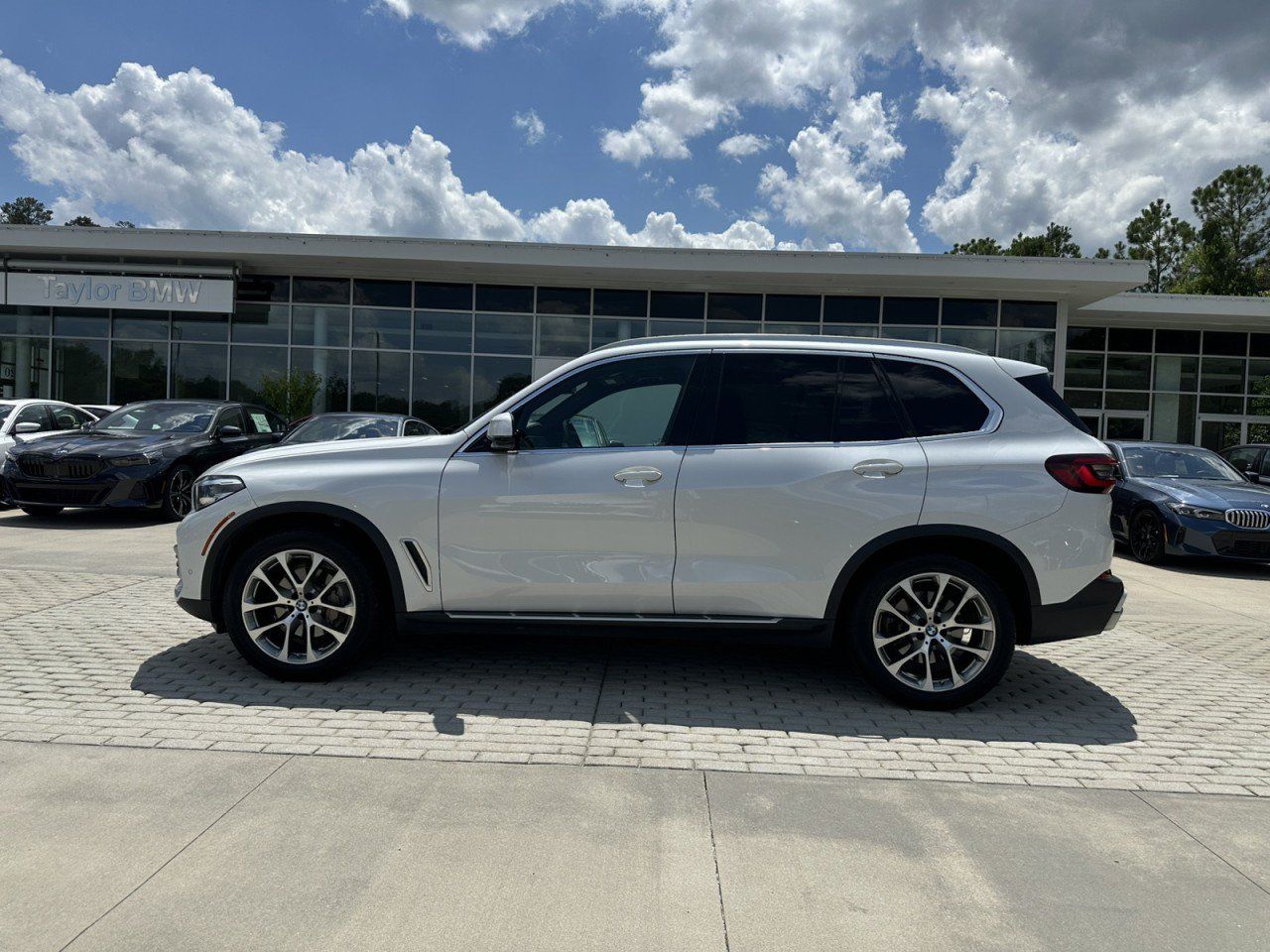 Used 2023 BMW X5 xDrive40i w/ Premium Package AWD/4WD image 2