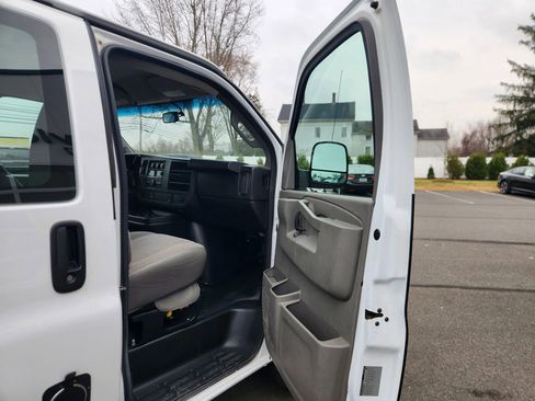 Used 2017 GMC Savana 3500 Extended image 34
