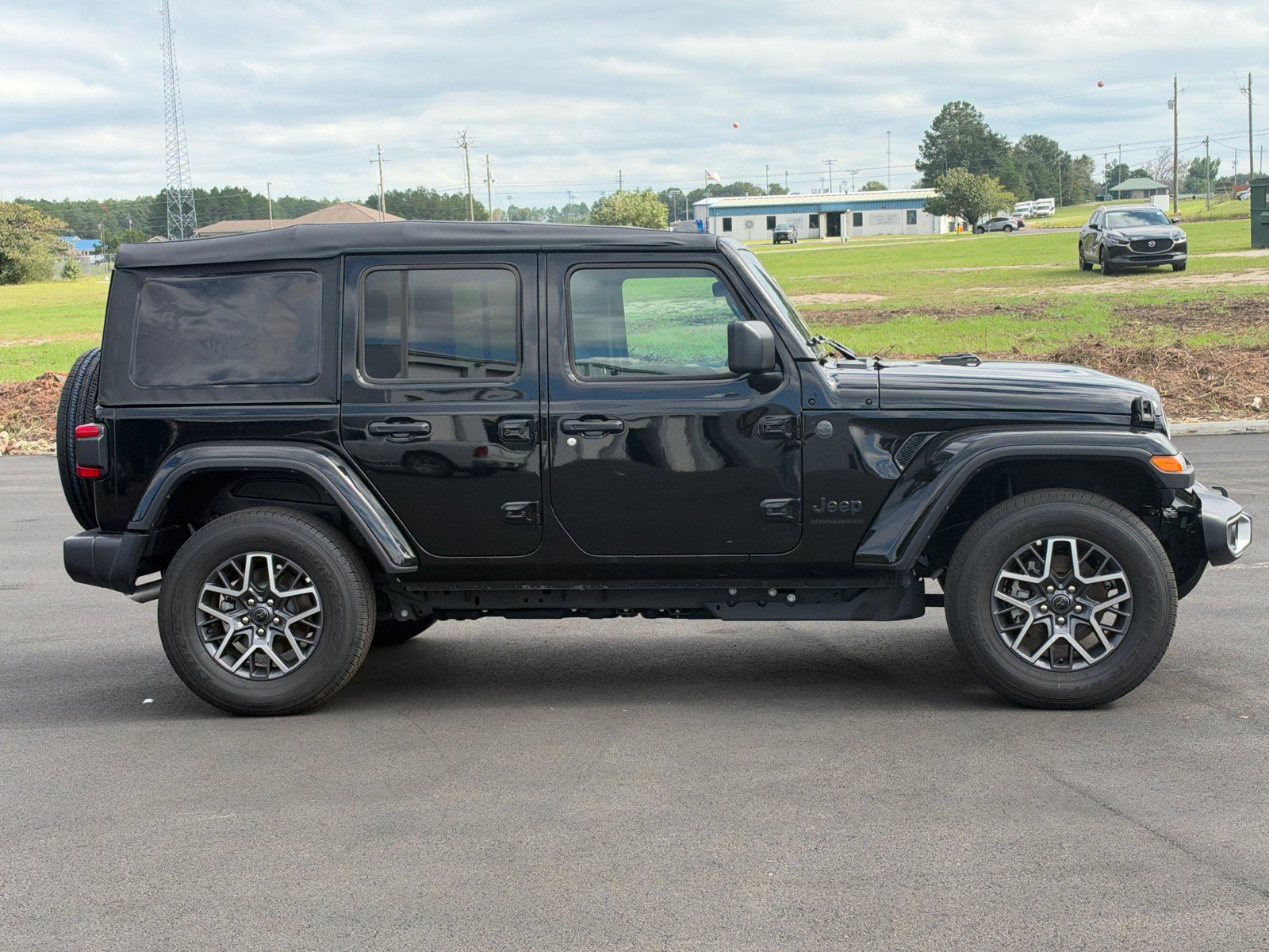 Used 2026 Jeep Wrangler Unlimited Sahara AWD/4WD image 4