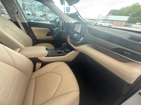 Used 2023 Toyota Highlander XLE FWD image 32