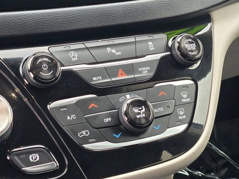 Used 2018 Chrysler Pacifica Touring Plus w/ Tire & Wheel Group image 27