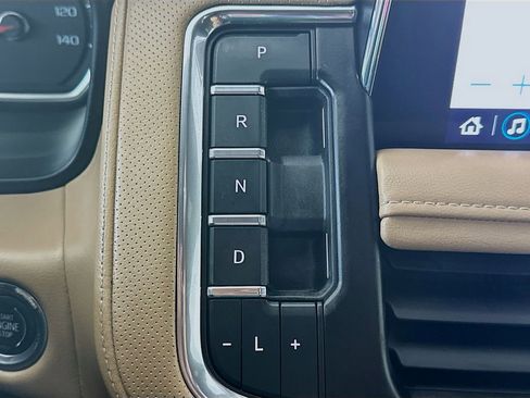 Used 2021 Chevrolet Suburban Premier w/ Premium Package image 16