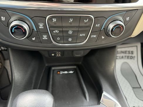 Used 2022 Chevrolet Traverse Premier image 24