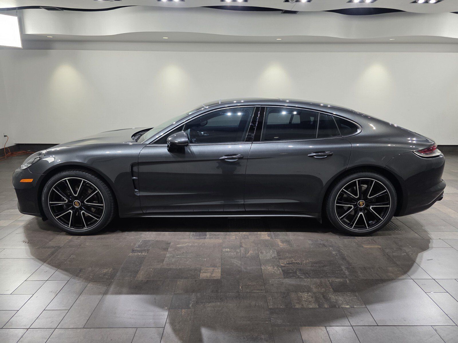 Used 2023 Porsche Panamera RWD image 3