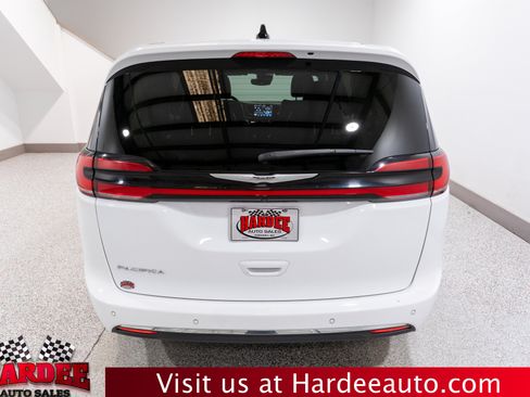 Used 2023 Chrysler Pacifica Touring-L FWD image 4