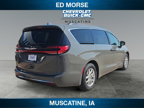 Used 2022 Chrysler Pacifica Touring-L FWD image 5