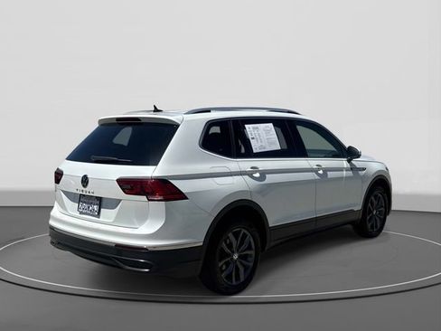 Used 2023 Volkswagen Tiguan SE w/ Panoramic Sunroof Package FWD image 4