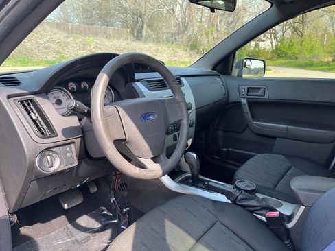 Used 2010 Ford Focus SE FWD image 6