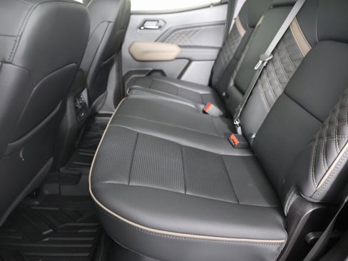 Used 2025 GMC Canyon Denali image 9