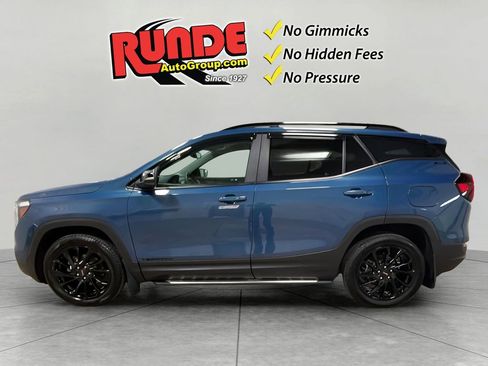 Used 2024 GMC Terrain SLE w/ Driver Convenience Package image 3