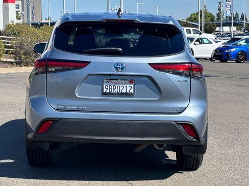 Used 2022 Toyota Highlander LE AWD/4WD image 8