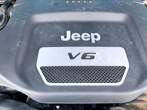Used 2017 Jeep Wrangler Unlimited Rubicon w/ Connectivity Group AWD/4WD image 33