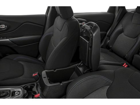 Certified 2019 Jeep Cherokee Latitude Plus w/ Comfort/Convenience Group FWD image 9