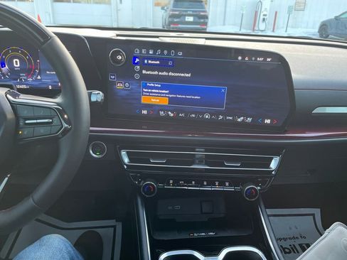 Used 2025 Chevrolet Traverse RS image 19