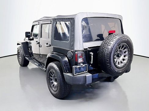 Used 2017 Jeep Wrangler Unlimited Sahara w/ Connectivity Group AWD/4WD image 5