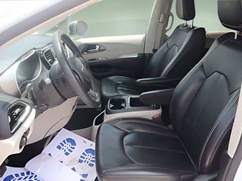 Used 2023 Chrysler Pacifica Touring-L FWD image 14