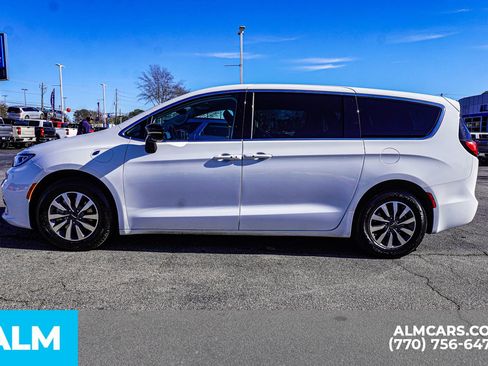 Used 2024 Chrysler Pacifica Select image 10