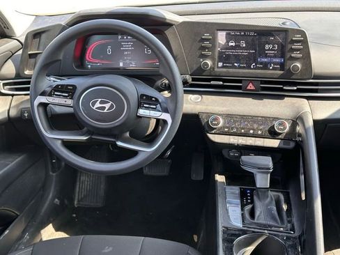 Used 2025 Hyundai Elantra Blue image 26