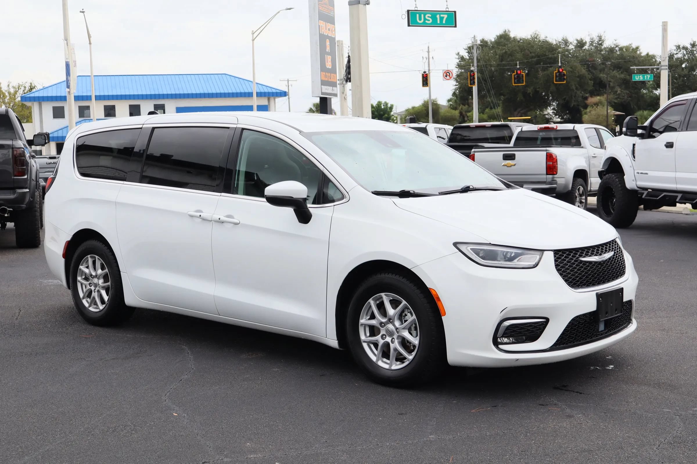 Used 2023 Chrysler Pacifica Touring-L FWD image 1