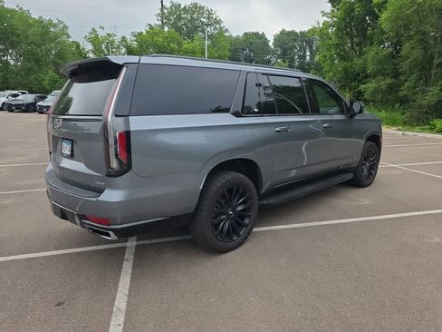Used 2022 Cadillac Escalade ESV Premium Luxury AWD/4WD image 3