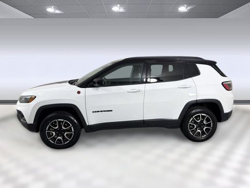 Used 2024 Jeep Compass Trailhawk AWD/4WD image 2