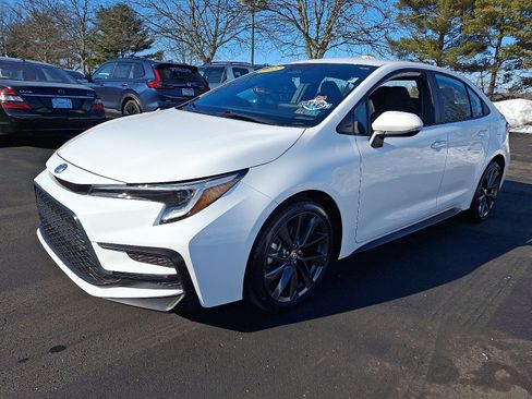 Used 2025 Toyota Corolla SE image 3