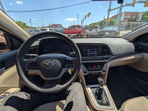 Used 2017 Hyundai Elantra SE FWD image 21