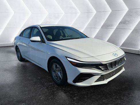 Used 2026 Hyundai Elantra SE FWD image 2