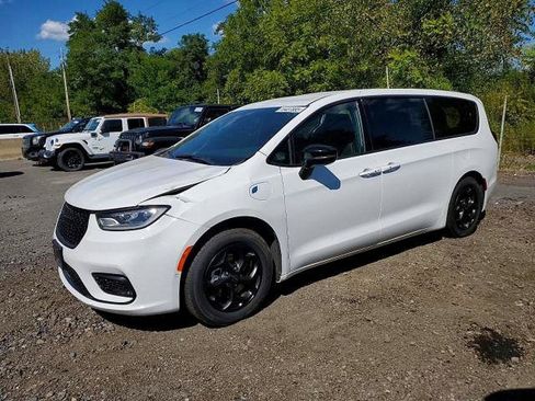 Used 2024 Chrysler Pacifica Limited FWD image 2