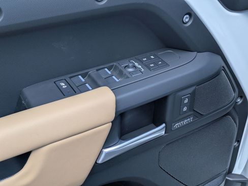 New 2026 Land Rover Defender 110 X-Dynamic SE AWD/4WD image 14