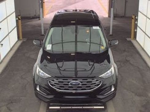 Used 2024 Ford Edge Titanium image 3