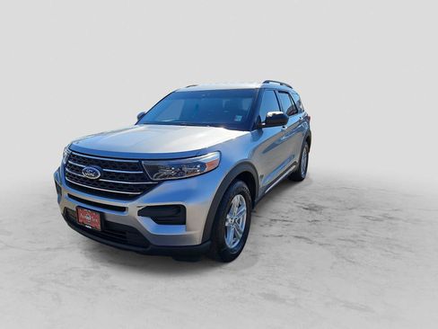 Used 2022 Ford Explorer XLT image 4