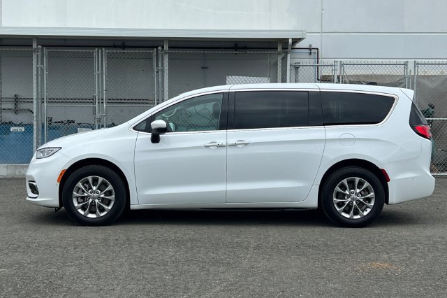 Used 2023 Chrysler Pacifica Touring-L AWD/4WD image 7