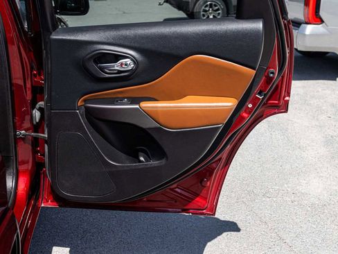 Used 2019 Jeep Cherokee Overland w/ Technology Group AWD/4WD image 15