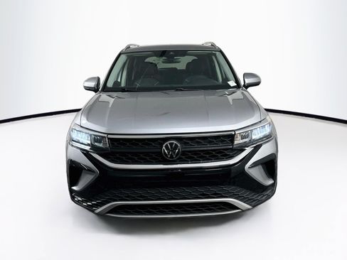 Used 2024 Volkswagen Taos SE FWD image 2