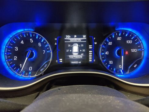 Used 2018 Chrysler Pacifica Touring-L w/ Premium Audio Group FWD image 23