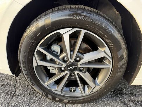 Certified 2024 Kia Forte LXS w/ LXS Technology Package image 32