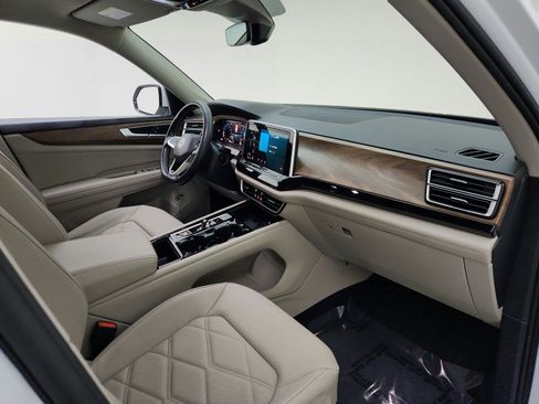 Used 2024 Volkswagen Atlas SE w/ Panoramic Sunroof Package FWD image 31