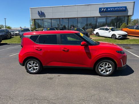 Used 2024 Kia Soul LX w/ Option Group 015 FWD image 2