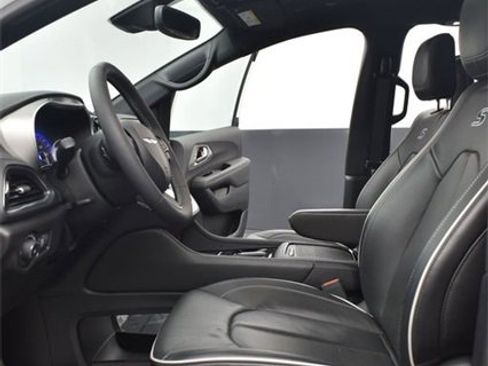 Used 2024 Chrysler Pacifica Limited w/ Uconnect Theater Family Group image 8