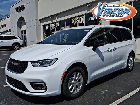 New 2026 Chrysler Pacifica Select image 1