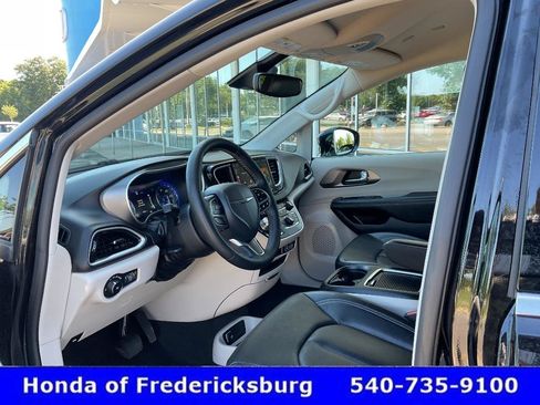 Used 2024 Chrysler Pacifica Touring-L FWD image 33