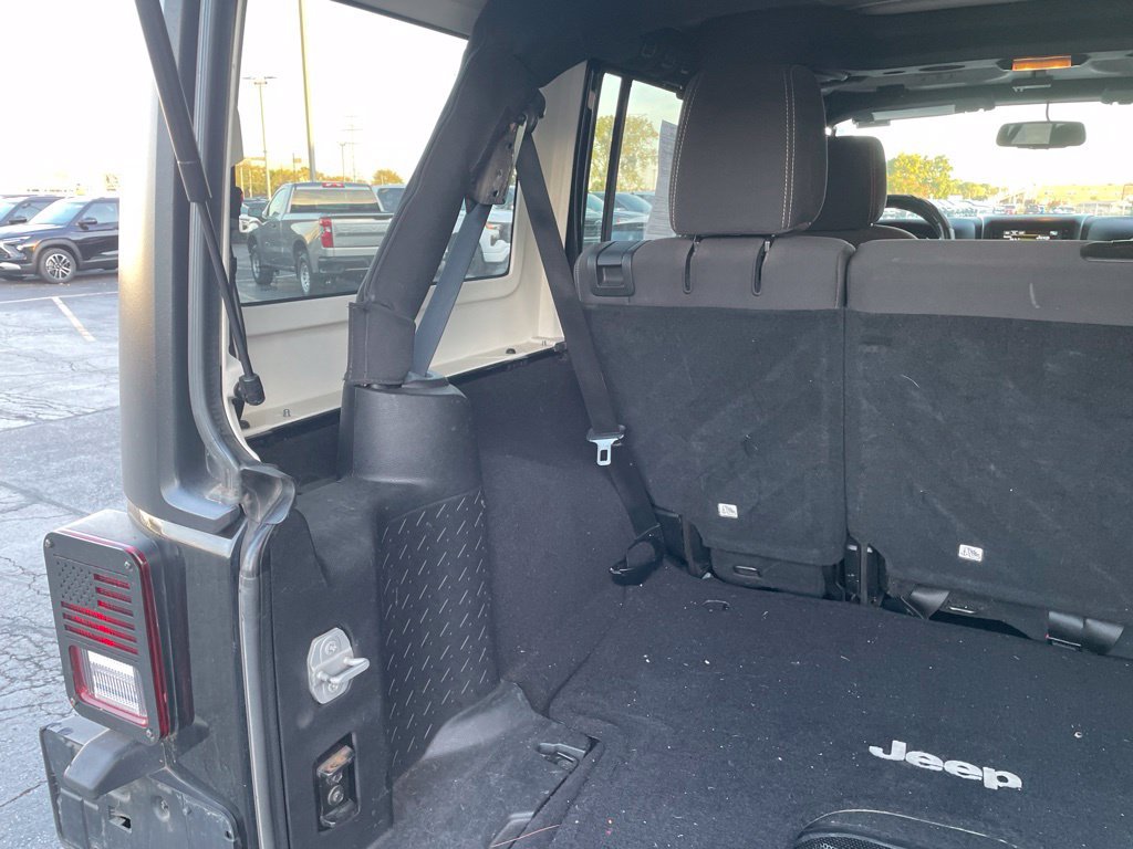 Used 2016 Jeep Wrangler Unlimited Sahara w/ Dual Top Group AWD/4WD image 6