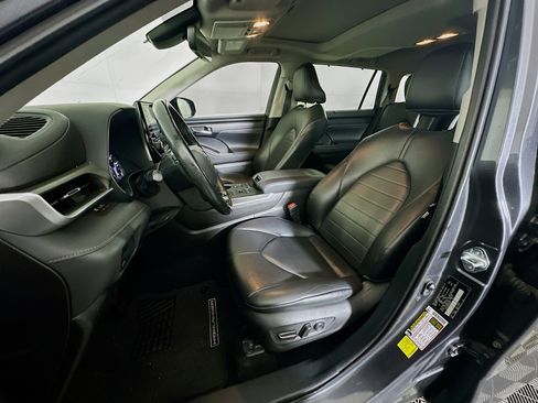 Used 2021 Toyota Highlander XLE image 13