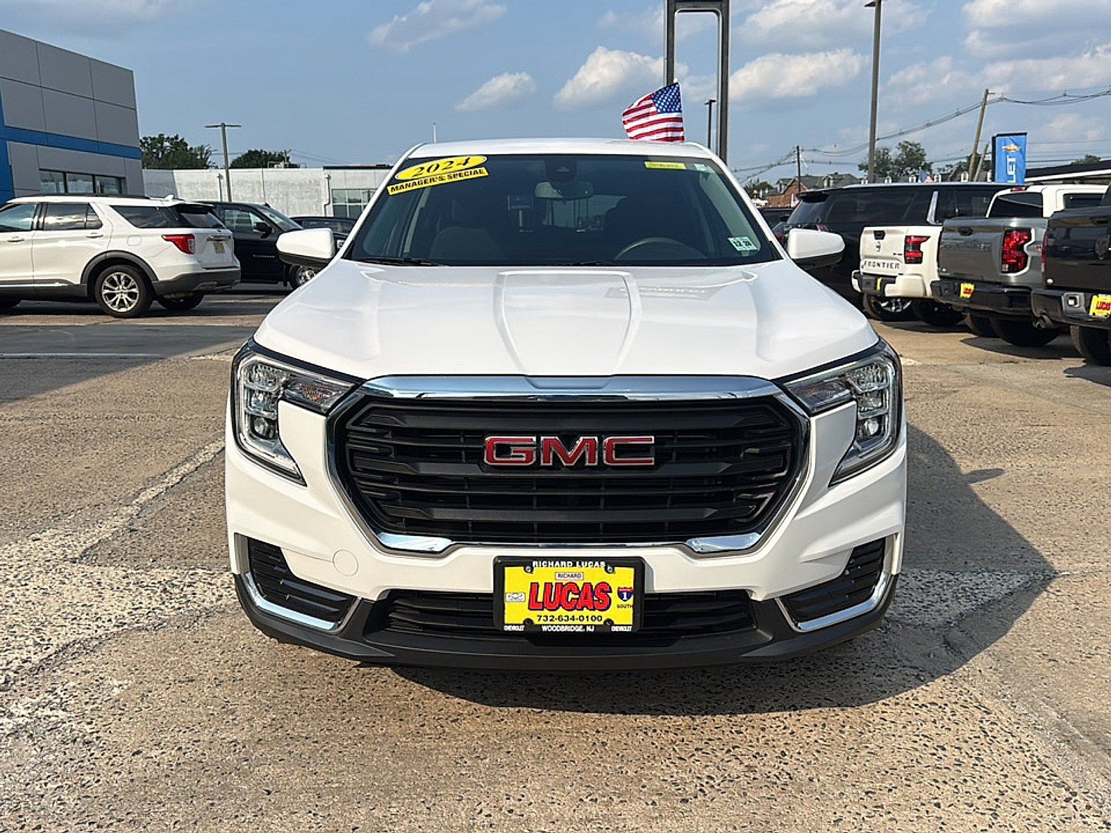 Used 2024 GMC Terrain SLE FWD image 3