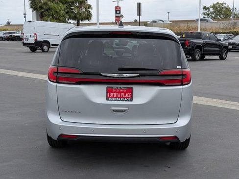 Used 2023 Chrysler Pacifica Touring-L FWD image 10