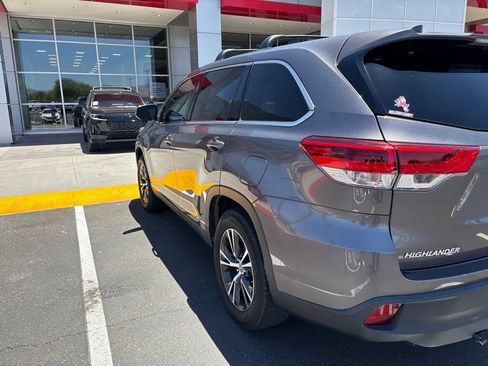 Used 2019 Toyota Highlander Plus FWD image 7