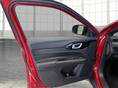 Used 2025 Jeep Compass Latitude w/ Altitude Special Edition image 18